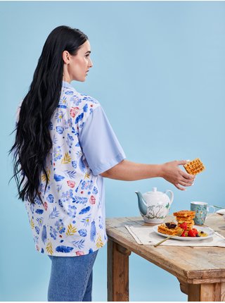 Modrá dámska košeľa s kvetovanou zadnou časťou z Kolekcie BESKY by ZOOT