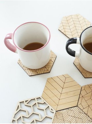 Béžové dřevěné vzorované podložky pod nápoje BeWooden Deco Coasters
