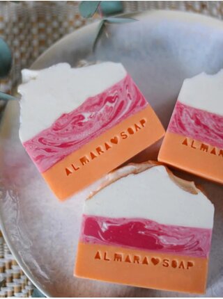 Bílo-růžové přírodní tuhé mýdlo Almara Soap Sakura Blossom (100 g)