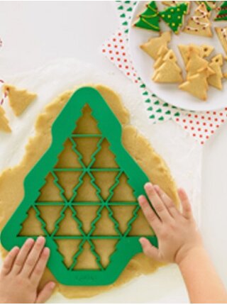 Zelená vykrajovací forma na sušenky Lékué Vánoční stromečky