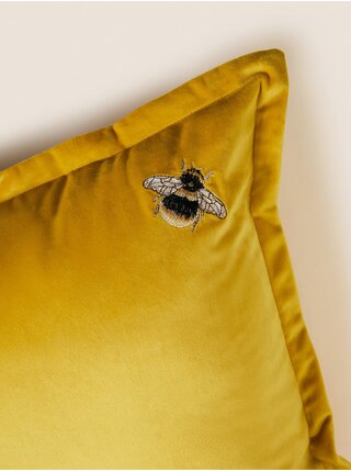 Žlutý sametový vyšívaný polštářek s motivem včely Marks & Spencer   