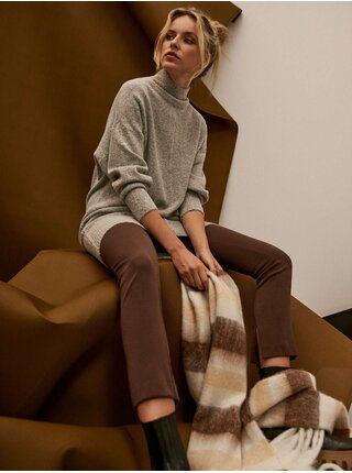 A wide scarf with stripes